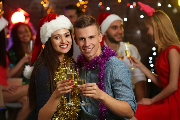 Молоді Люди Келихах Шампанського Різдвяній Вечірці — стокове фото