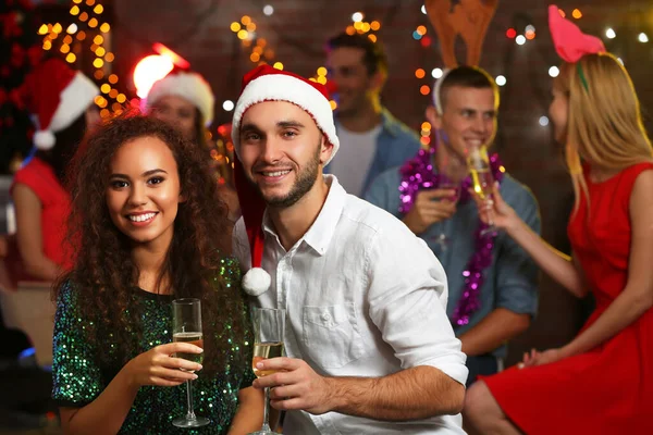 年轻人戴着眼镜的香槟在圣诞晚会 — 图库照片