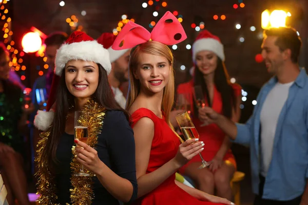 年轻妇女戴着眼镜的香槟在圣诞晚会 — 图库照片
