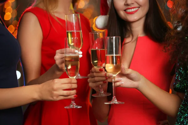 Unga Kvinnor Med Glas Champagne Festen Närbild — Stockfoto