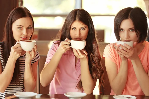 Χαρούμενα Νεαρές Γυναίκες Πίνοντας Τον Καφέ Στην Καφετέρια Ηλιόλουστη Ημέρα — Φωτογραφία Αρχείου