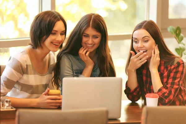 Jovens Mulheres Alegres Bebendo Café Enquanto Sentam Café Com Laptop — Fotografia de Stock