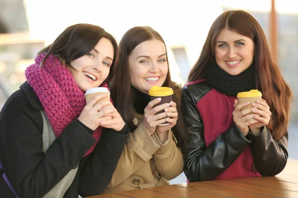 Vrolijke Jonge Vrouwen Drinken Koffie Outdoor Cafe — Stockfoto
