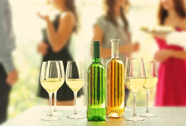 Bouteilles Verres Vin Blanc Sur Table Sur Fond Fête Floue — Photo