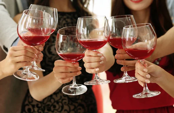 Pessoas Brindando Com Copos Vinho Tinto Close — Fotografia de Stock