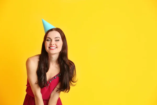 Hermosa Mujer Joven Gorra Fiesta Sobre Fondo Amarillo — Foto de Stock