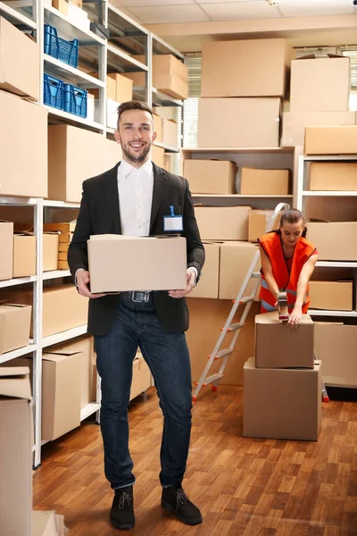 Jovem Empresário Segurando Caixa Armazém — Fotografia de Stock