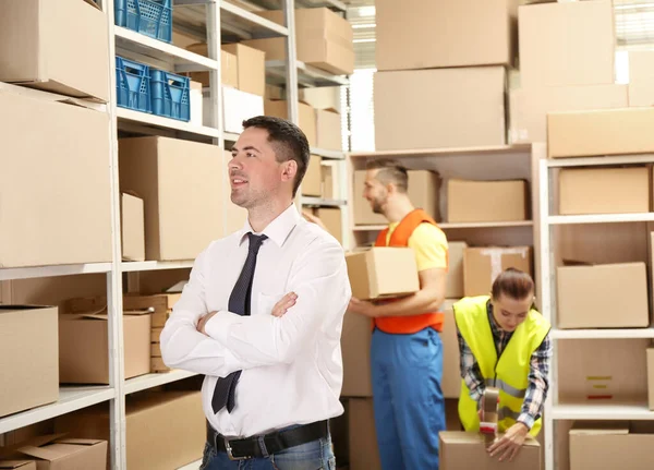 Jonge Werknemers Met Boxen Magazijn — Stockfoto