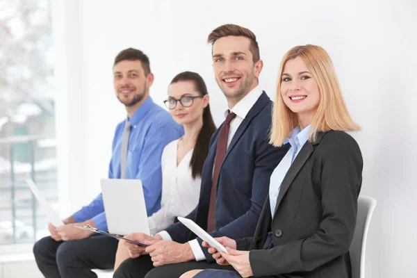 Gruppe Von Menschen Die Auf Ein Vorstellungsgespräch Warten Nahaufnahme — Stockfoto