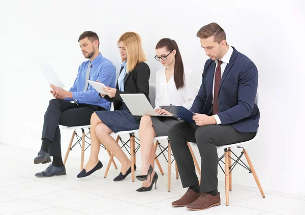 Grupo Pessoas Espera Entrevista Emprego Fundo Branco — Fotografia de Stock