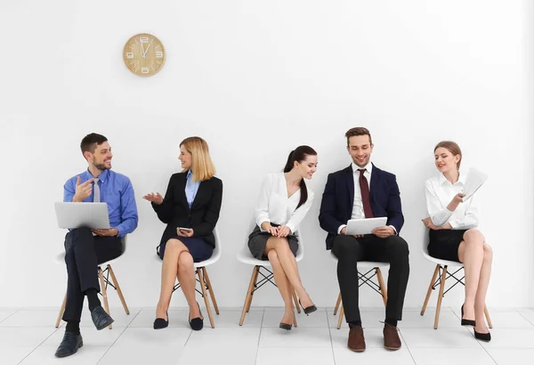 Grupo Personas Que Esperan Una Entrevista Trabajo Sobre Fondo Blanco —  Fotos de Stock