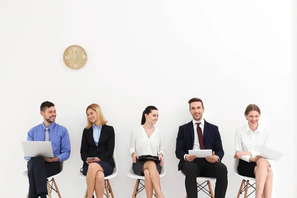 Grupo Pessoas Espera Entrevista Emprego Fundo Branco — Fotografia de Stock