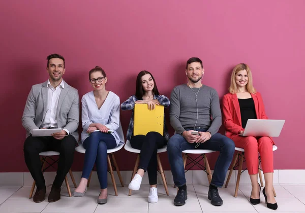 色の背景で仕事のインタビューを待っている人々のグループ — ストック写真