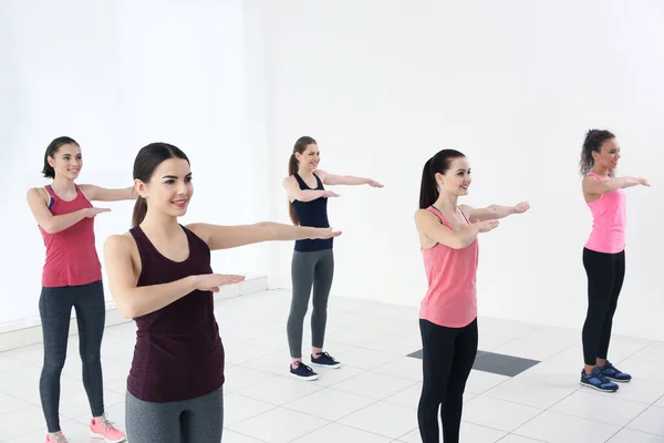 Jovens Mulheres Esportivas Treinando Salão Dança — Fotografia de Stock