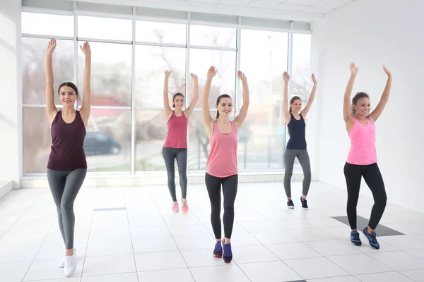 Junge Sportliche Frauen Trainieren Tanzsaal — Stockfoto