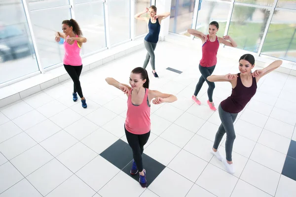 Jeunes Femmes Sportives Formation Dans Salle Danse — Photo