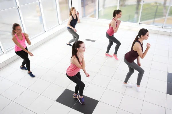 ダンスホールでの若いスポーティ女性のトレーニング — ストック写真