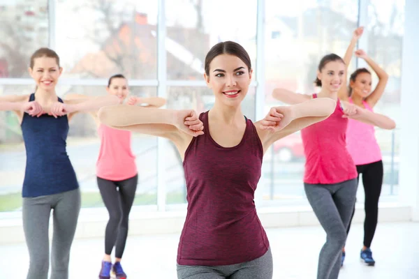 Jeunes Femmes Sportives Formation Dans Salle Danse — Photo