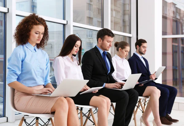 Grupa Osób Oczekujących Rozmowę Kwalifikacyjną Biurze — Zdjęcie stockowe