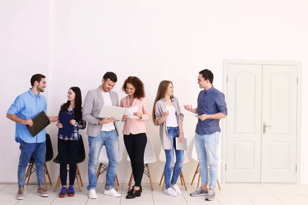 Grupo Personas Que Esperan Una Entrevista Trabajo Salón Oficinas — Foto de Stock