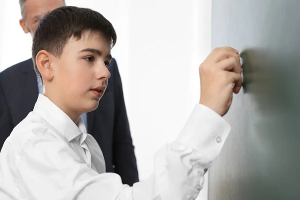 Guru Merawat Anak Sekolah Menulis Papan Tulis Kelas — Stok Foto