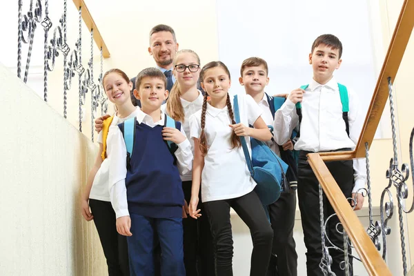 Profesor Con Niños Pasillo Escolar Durante Las Vacaciones Clase —  Fotos de Stock