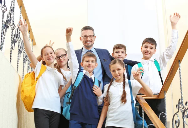 Professor Com Crianças Corredor Escola Durante Intervalo Aula — Fotografia de Stock