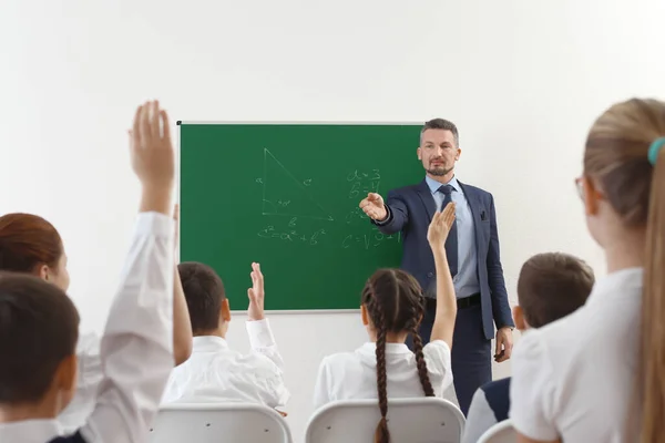 Männlicher Lehrer Leitet Unterricht Klassenzimmer — Stockfoto