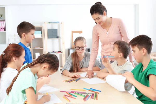 Lehrerin Leitet Unterricht Klassenzimmer — Stockfoto