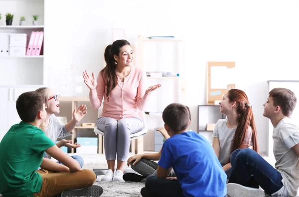 Profesora Impartiendo Clases Escuela — Foto de Stock