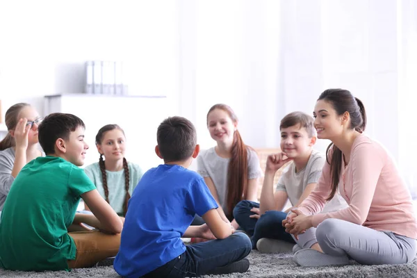 Enseignante Conduisant Une Leçon École — Photo