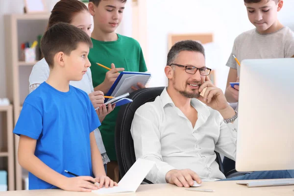 Male Teacher Working Computer While Conducting Lesson Classroom — Stock Photo, Image