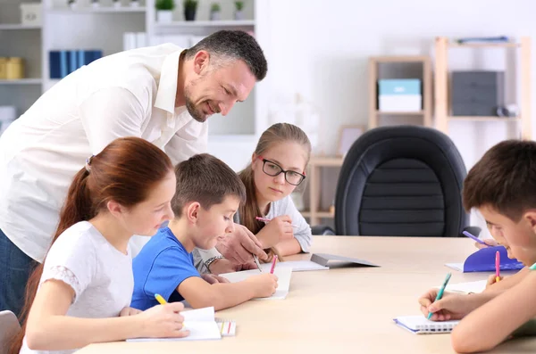 Mannelijke Leraar Die Les Geeft Klas — Stockfoto