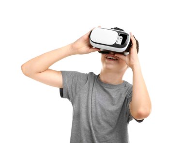 Beyaz arka planda sanal gerçeklikle eğlenen çocuk portresi