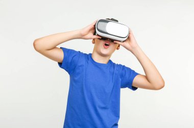 Işık arka planında sanal gerçeklikle eğlenen çocuk portresi