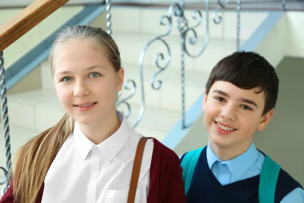 Okul Üniformalı Tatlı Kız Erkek Merdivenlerde Dikiliyor — Stok fotoğraf