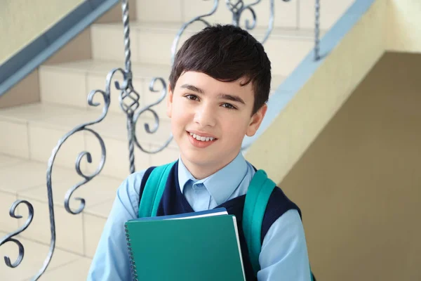穿着校服站在楼梯上的可爱男孩 — 图库照片