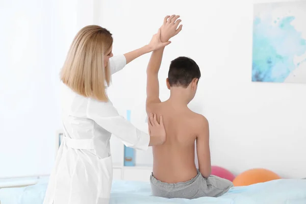 Concepto Postura Incorrecto Fisioterapeuta Examinando Corrigiendo Espalda Del Niño — Foto de Stock