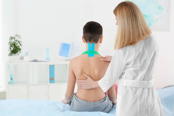 Falsches Haltungskonzept Physiotherapeut Untersucht Und Korrigiert Den Rücken Des Jungen — Stockfoto