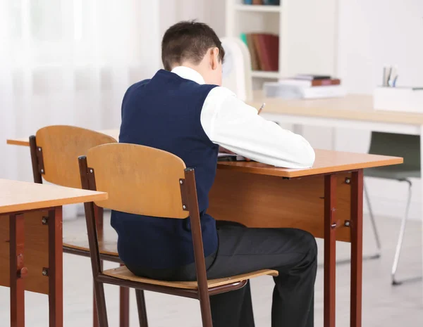 Concept Posture Incorrect Écolier Assis Bureau Dans Salle Classe — Photo