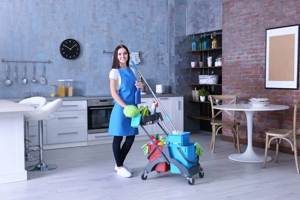 Bella Donna Con Strumenti Pulizia Casa — Foto Stock