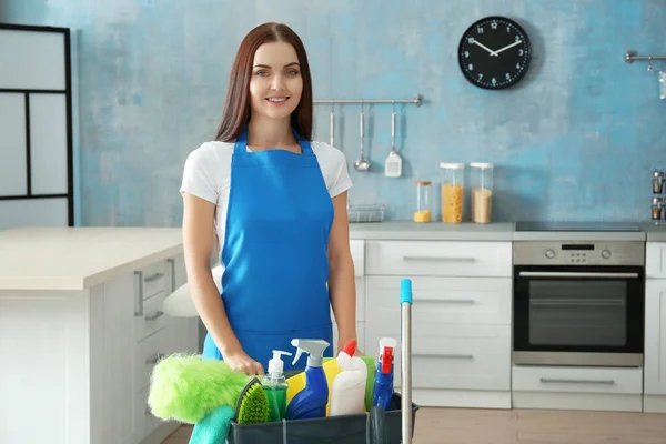 Piękna Kobieta Narzędziami Sprzątania Domu — Zdjęcie stockowe