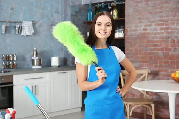 Hermosa Mujer Con Plumero Casa — Foto de Stock