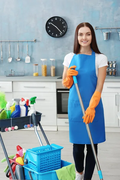 Mulher Bonita Com Ferramentas Limpeza Casa — Fotografia de Stock