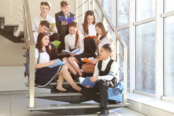 Alumnos Felices Con Libros Sentados Las Escaleras Escuela —  Fotos de Stock
