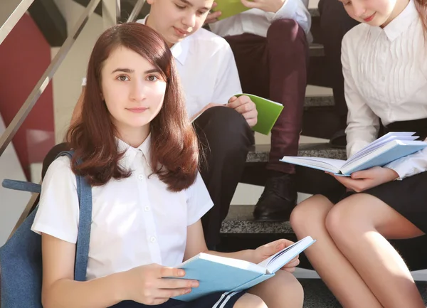 Mutlu Öğrenciler Okul Merdivenlerde Oturan Kitaplar Ile — Stok fotoğraf