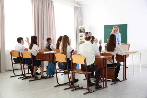 Alunos Levantando Mãos Para Responder Sala Aula — Fotografia de Stock