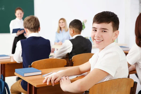 Aranyos Tizenéves Fiú Leckét Osztályteremben — Stock Fotó