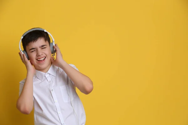 Adolescente Com Fones Ouvido Ouvindo Música Fundo Cor — Fotografia de Stock