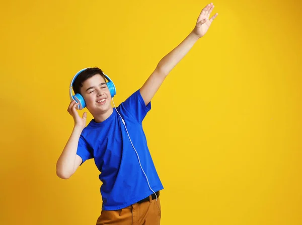 Adolescente Con Auriculares Escuchando Música Sobre Fondo Color —  Fotos de Stock